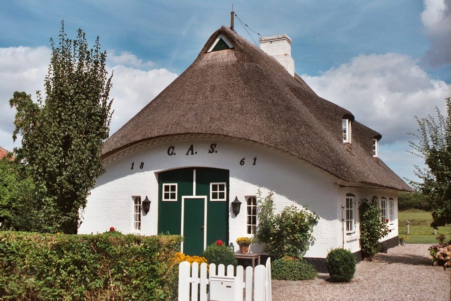 Maison au toit de chaume dans le quartier de Sieseby à Thumby