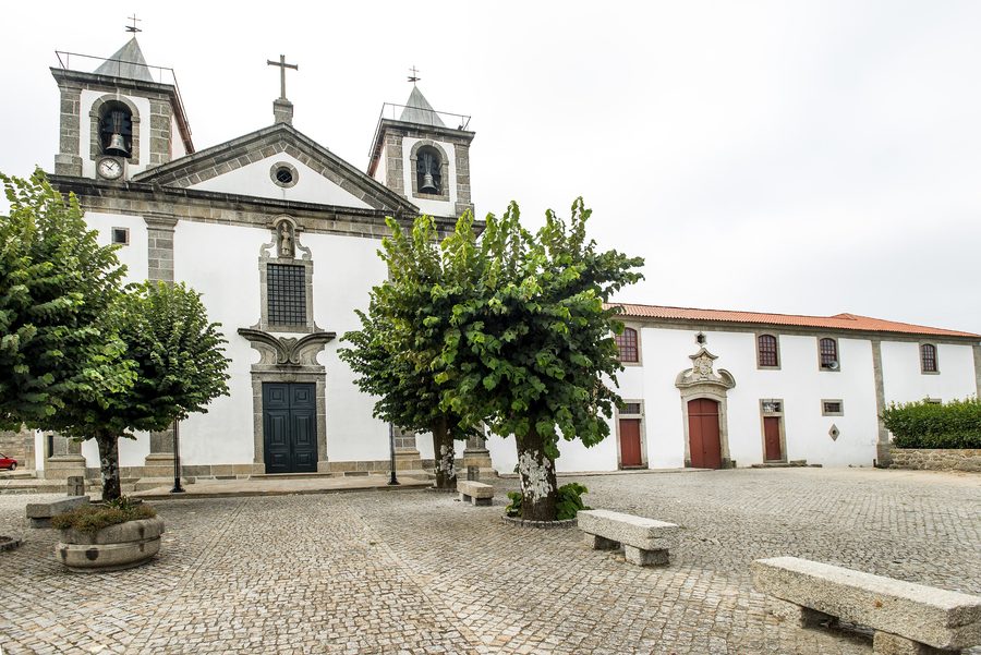 Mosteiro de Vilela, avec l’église et les anciens bâtiments monastiques