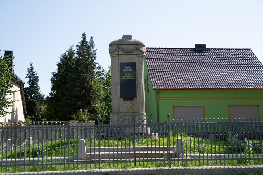 Monument aux morts devant l'église villageoise à Sergen, une localité de Neuhausen/Spree