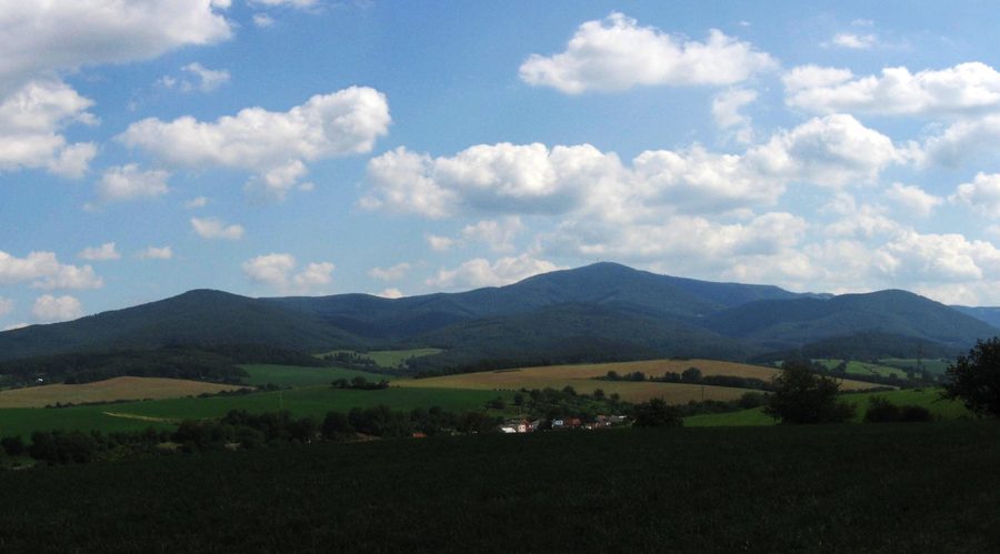 Vue des monts Považský Inovec depuis le nord près de Trenčianske Stankovce, Slovaquie