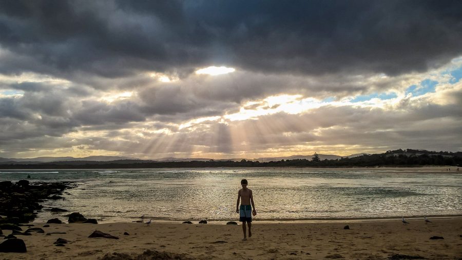 Merimbula Bar Beach sur la côte de la Nouvelle-Galles du Sud sous un ciel nuageux