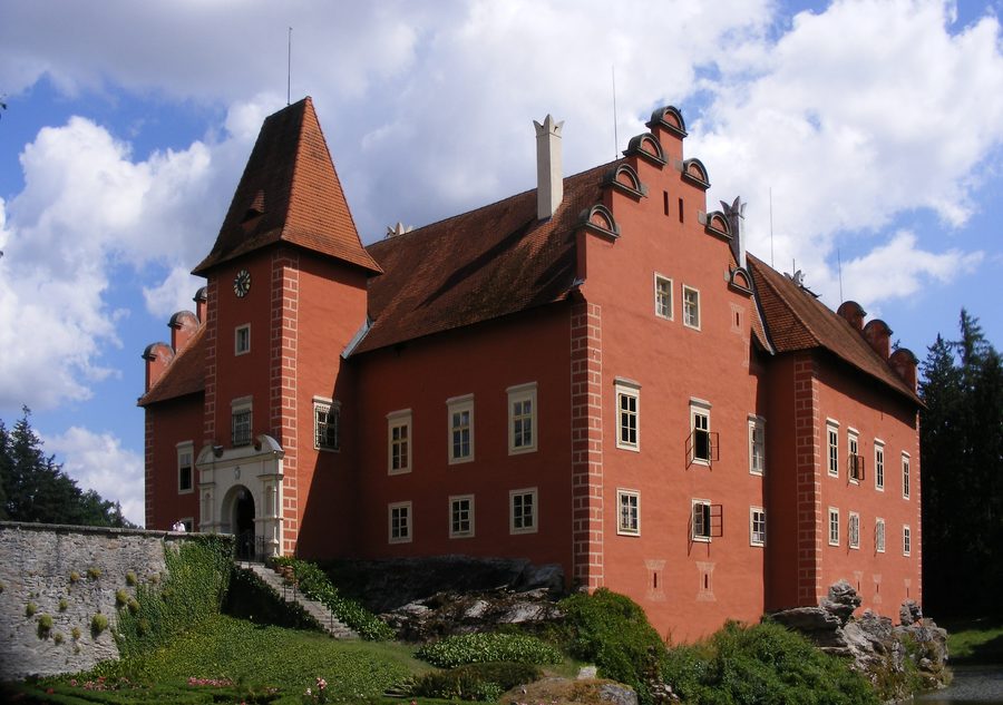 Château de Červená Lhota au bord du lac