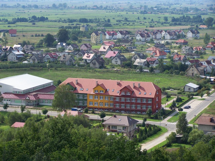 Vue depuis la tour de Sadlinki sur l'école et le lotissement.