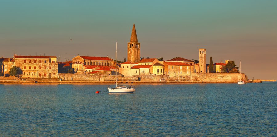 Panorama de Poreč et de sa côte à l’aube avec la basilique euphrasienne