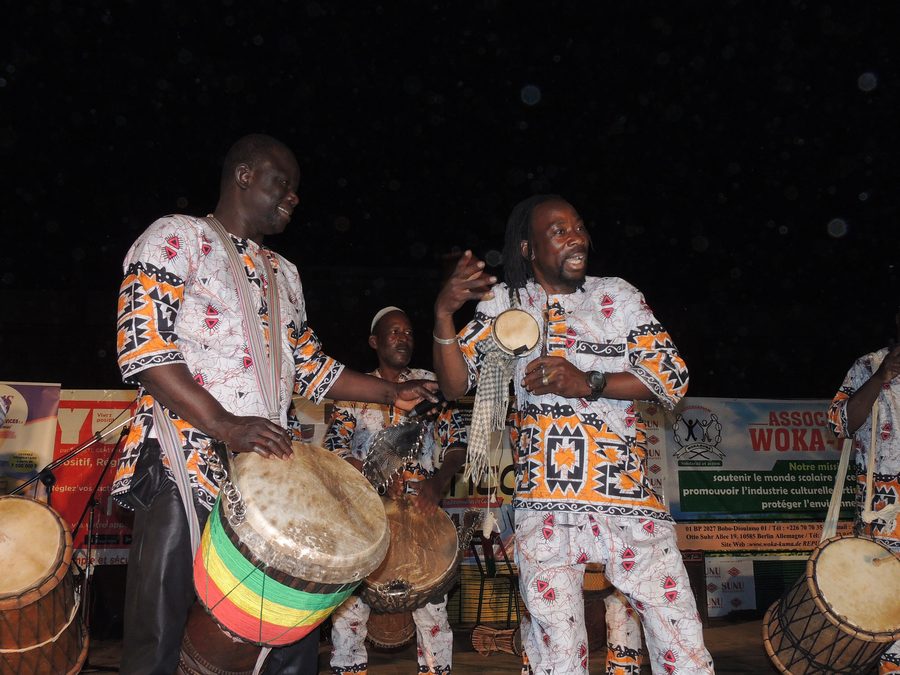 Scène musicale traditionnelle au Burkina Faso