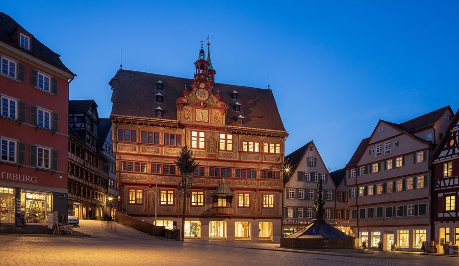 Place du marché de Tübingen avec l’hôtel de ville historique à l’heure bleue