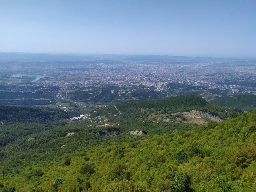 Vue de Tirana depuis le mont Dajti.