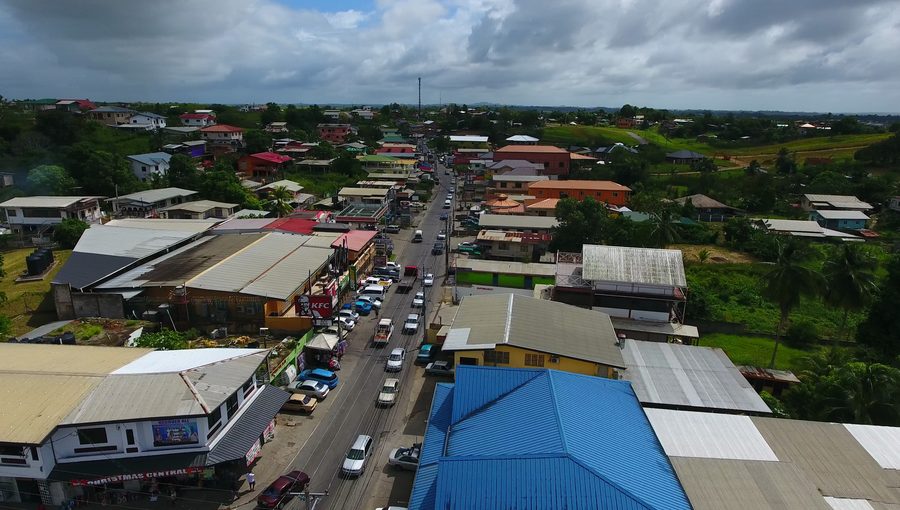 La S.S. Erin Road traversant Debe, dans le sud de Trinidad.