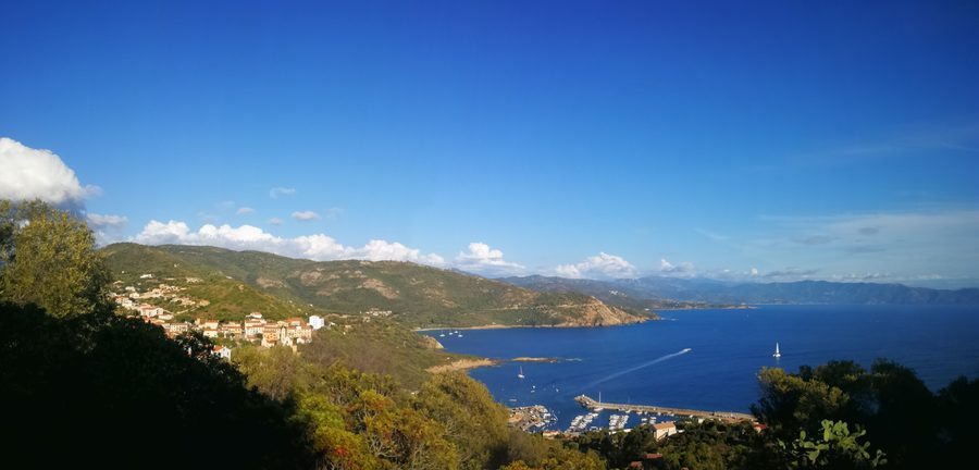 Vue sur le Golfe de Pero sur la côte près de Cargèse.