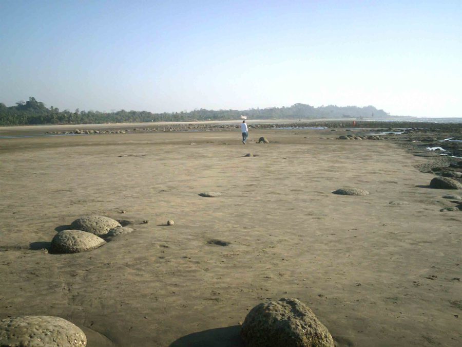 Plage de sable et côte rocheuse à Inani Beach près de Cox's Bazar