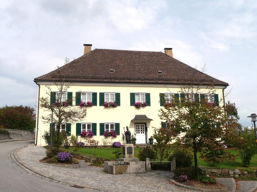 Place de l'église de Konzell avec le presbytère
