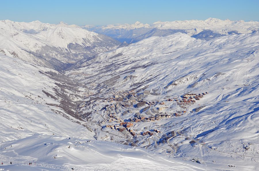 Vue d’ensemble hivernale sur Les Menuires et la vallée des Belleville avec de petits hameaux et un paysage de montagne alpin