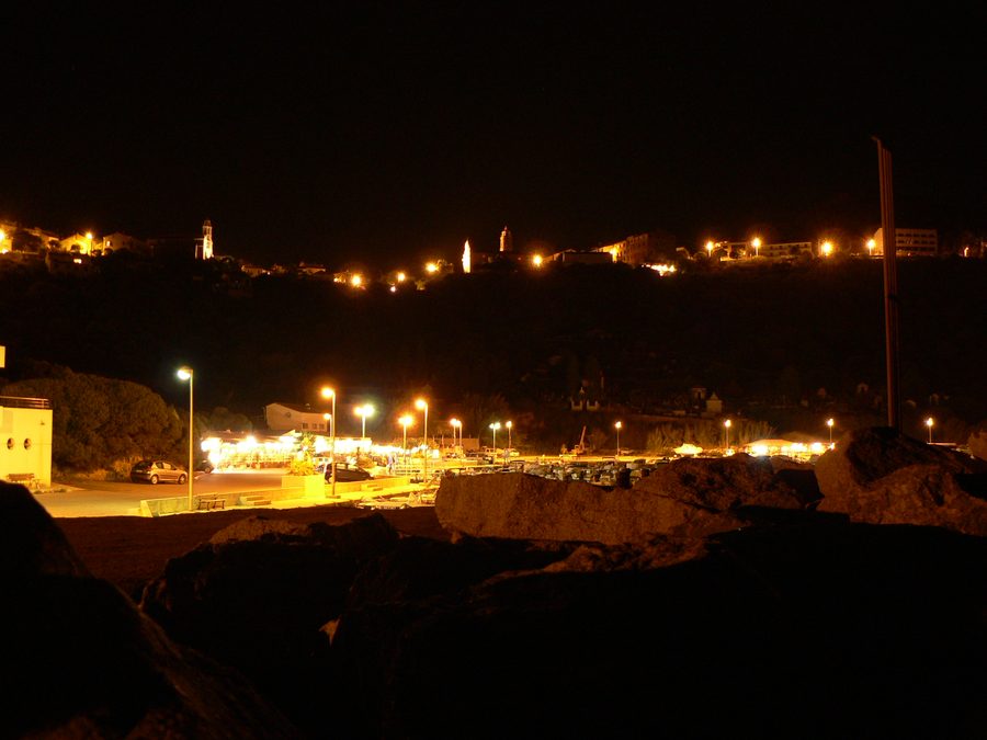 Le port de Cargèse de nuit.