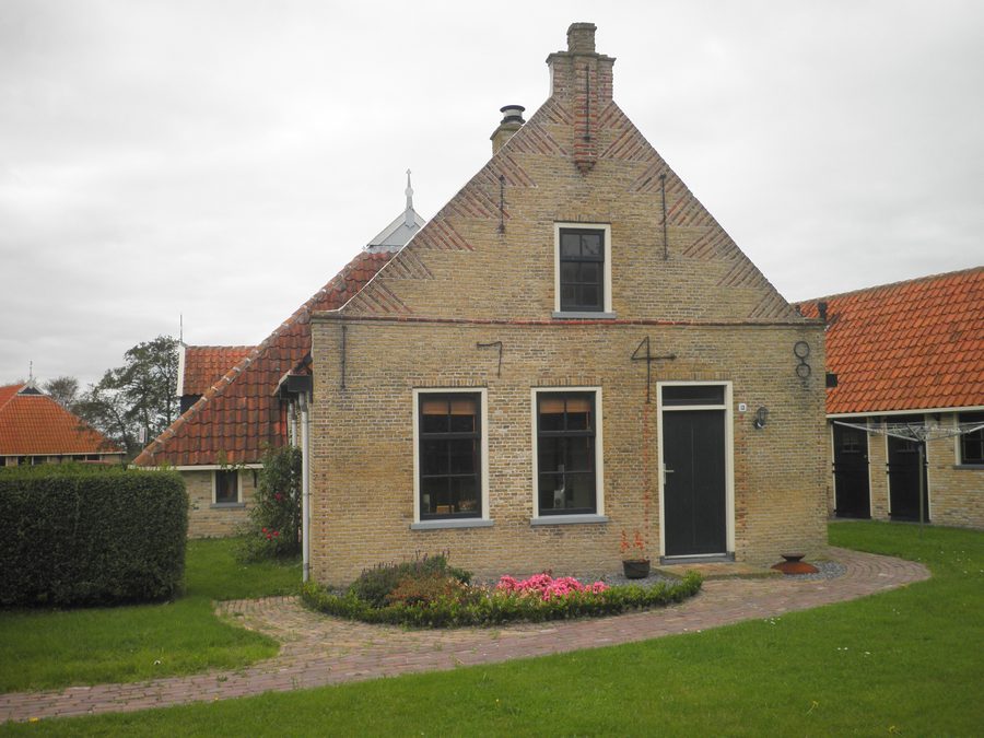 Ferme à Lies sur Terschelling avec ancres de façade formant l’année 1648