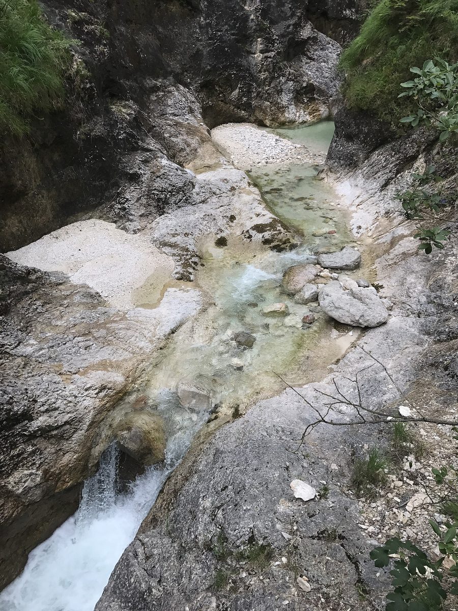 Almbachklamm près de Marktschellenberg avec falaises, cascade et passerelle en bois