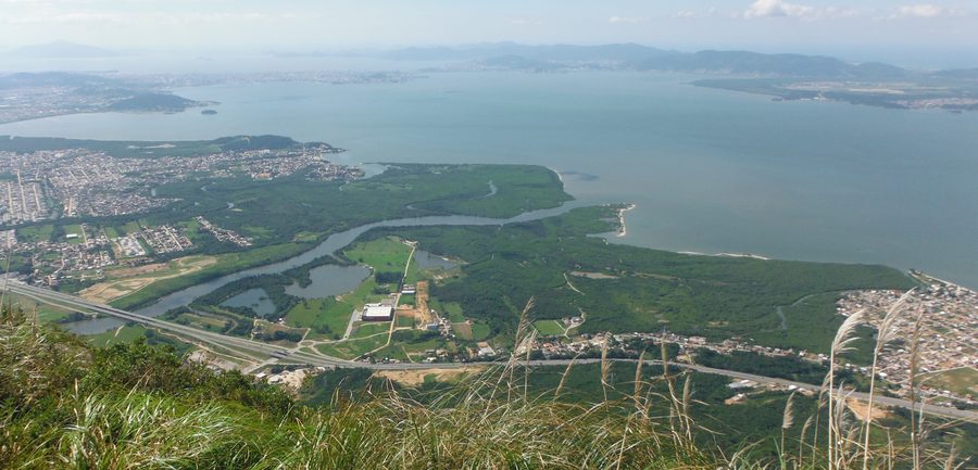 Vue panoramique de l'embouchure du Rio Cubatão do Sul, dans la commune de Palhoça, Santa Catarina