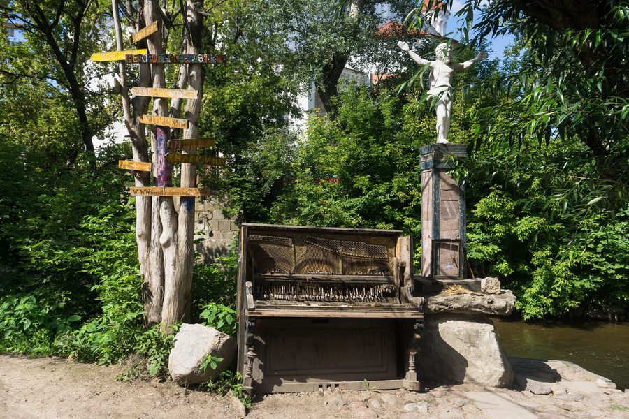 Un piano cassé exposé à Užupis, Vilnius.