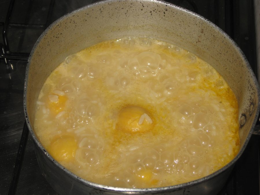 Bol de arroz com pequi, riz aux fruits de pequi de la cuisine régionale de Goiás