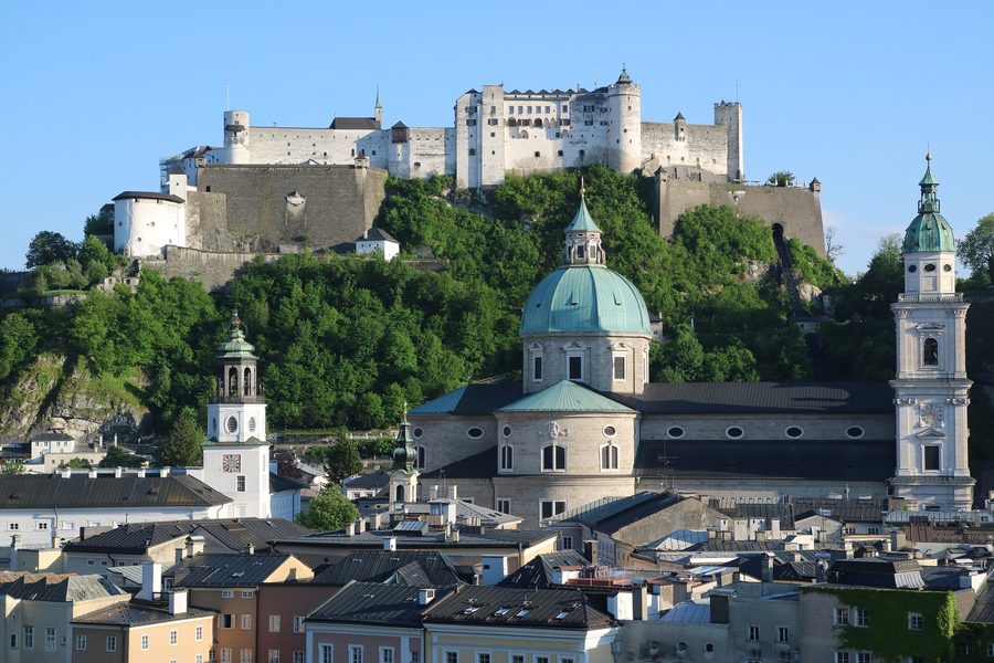 Vieille ville de Salzbourg avec la forteresse de Hohensalzburg
