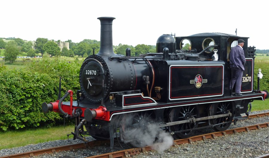 Locomotive à vapeur à Bodiam avec Bodiam Castle en arrière-plan