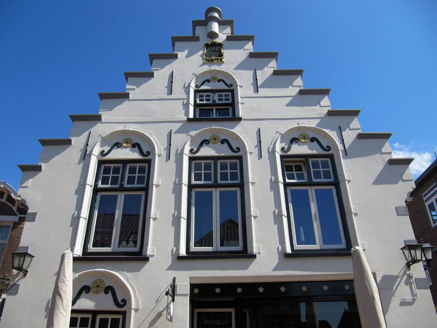 Bâtiment historique dans la Friesestraat à Coevorden avec pignon à redents et façade datant de 1765
