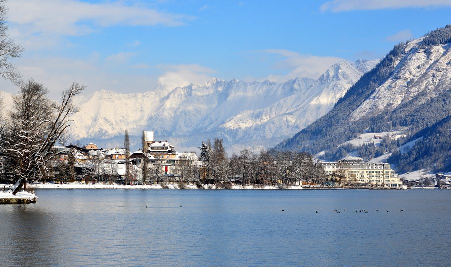 Vue sur le lac Zeller See et le Steinernes Meer près de Zell am See dans le Land de Salzbourg