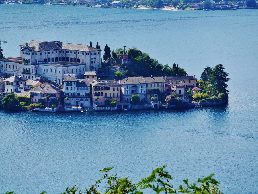 Vue depuis le Sacro Monte d’Orta sur l’île San Giulio