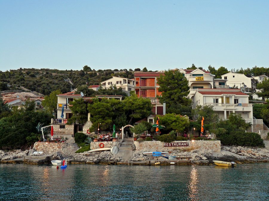 Vue sur Sevid sur la côte dalmate