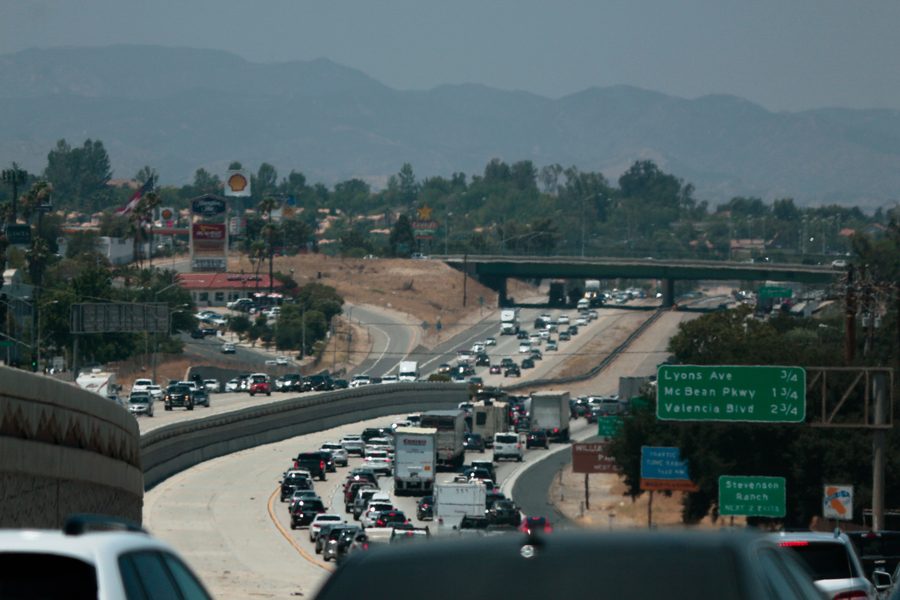 Stevenson Ranch vu depuis l’Interstate 5, avec des contreforts et des zones aménagées à l’arrière-plan