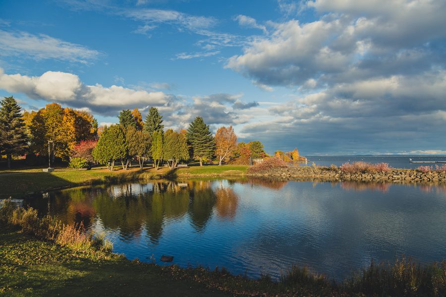 Couleurs d’automne dans Marina Park à Thunder Bay, Ontario