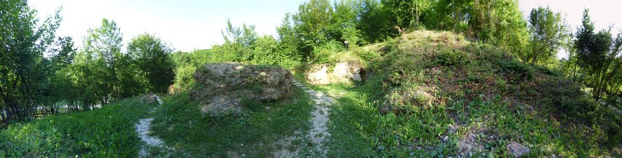 Vestiges archéologiques dans le parc archéologique et touristique de Ravne, à Visoko