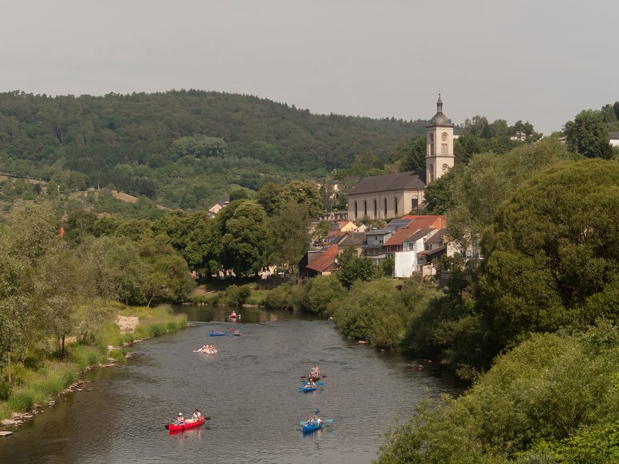 La rivière Sauer à Bollendorf avec l'église paroissiale Saint-Michel en arrière-plan