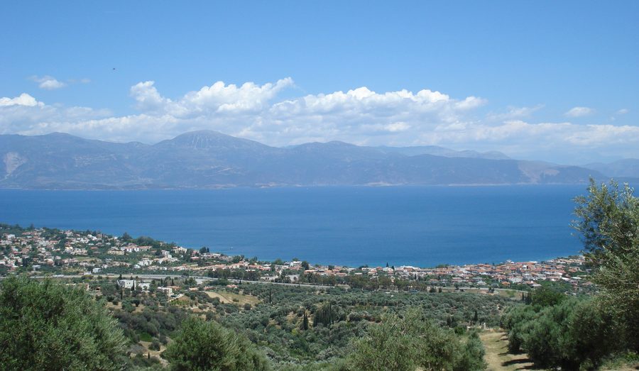 Vue panoramique sur Selianítika et Longos au golfe de Corinthe