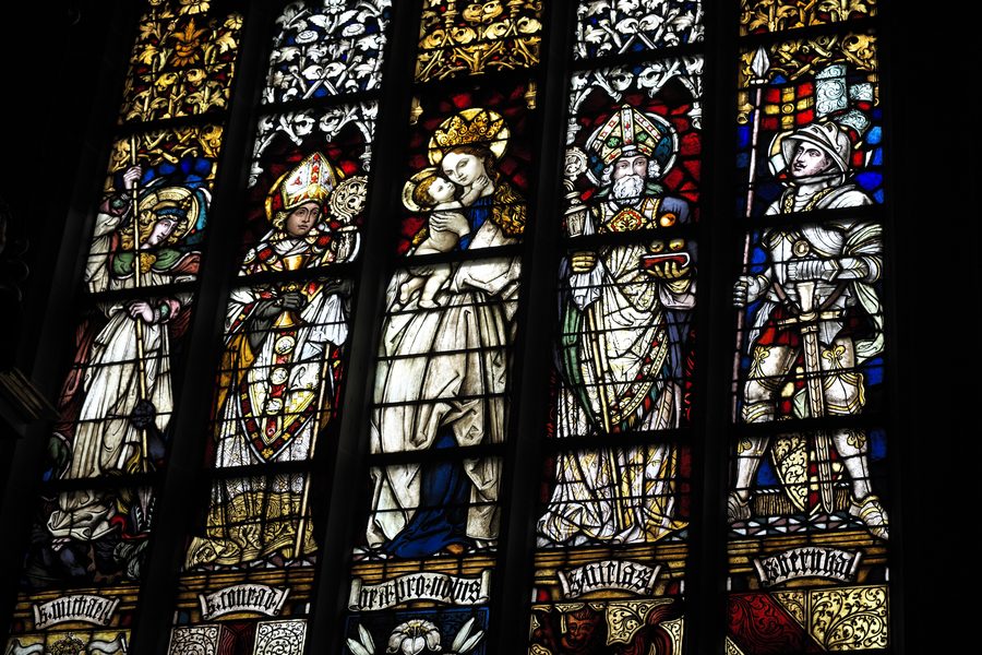 Vitrail dans le Münster Saint-Nicolas à Überlingen représentant la Vierge à l’Enfant