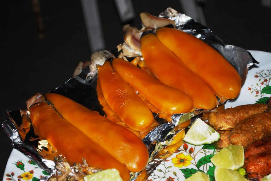 Tubes remplis d’œufs de poisson à vendre par un marchand ambulant sur la plage de Puerto Arista