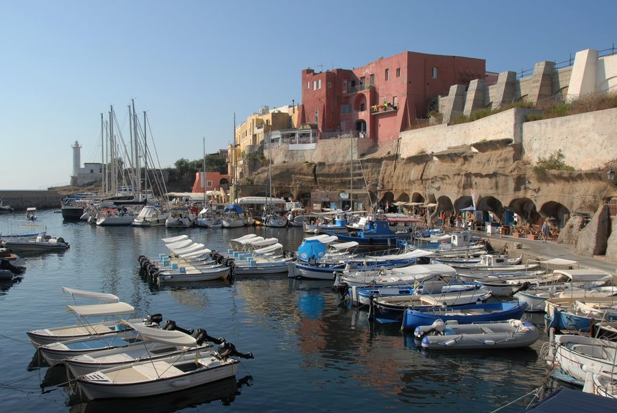 Porto Romano, le port romain antique taillé dans la roche à Ventotene