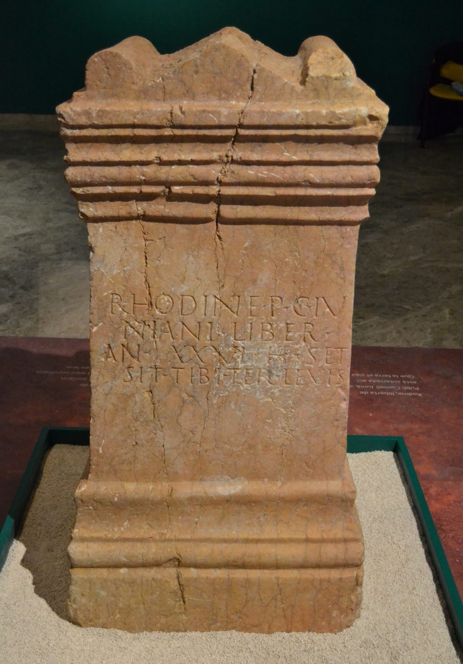 Ara en marbre avec inscription funéraire dans la villa romaine des Alters ou de Cornelius