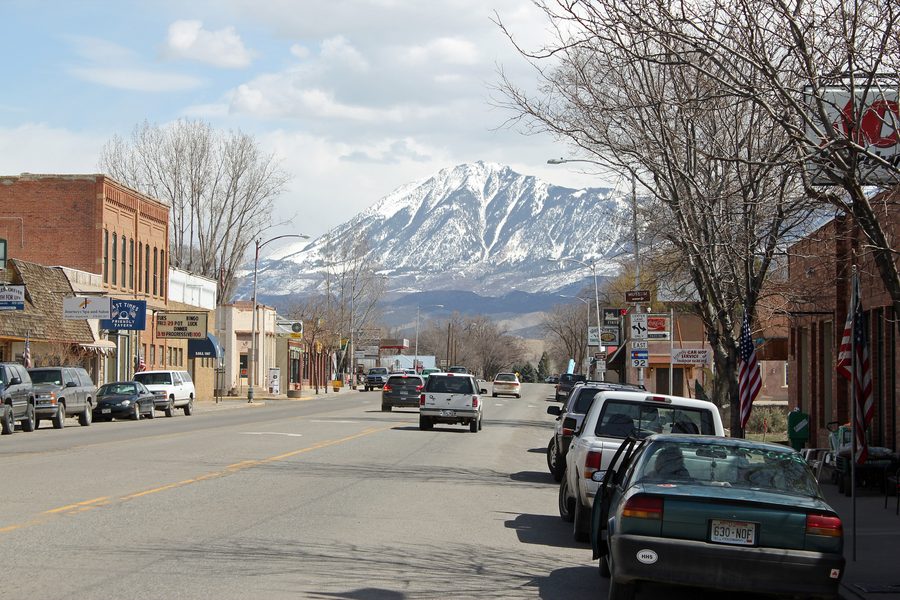 East Bridge Street à Hotchkiss, Colorado, avec le mont Lanborn en arrière-plan