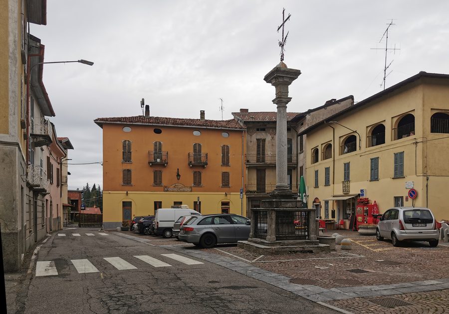 Piazza Dante Girani au centre de Montegrino Valtravaglia