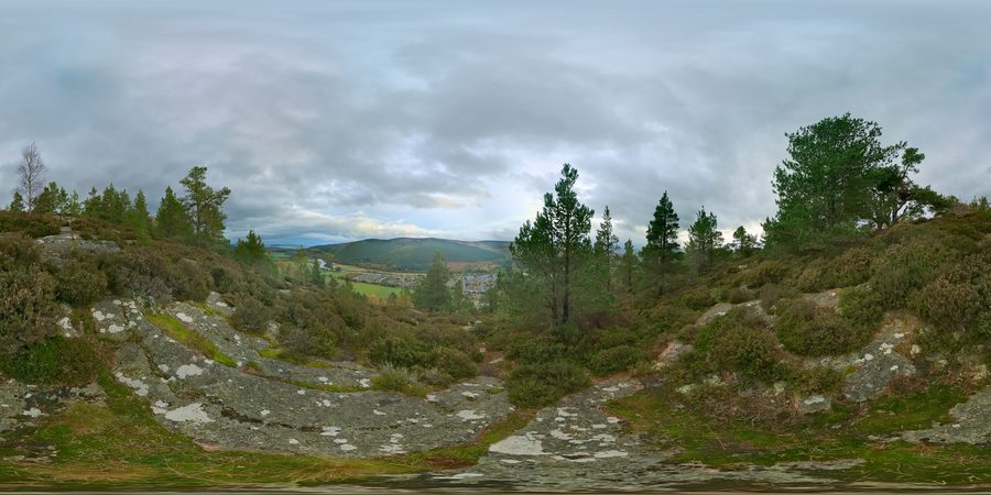Vue panoramique depuis Craigendarroch sur Ballater et la River Dee dans l'Aberdeenshire