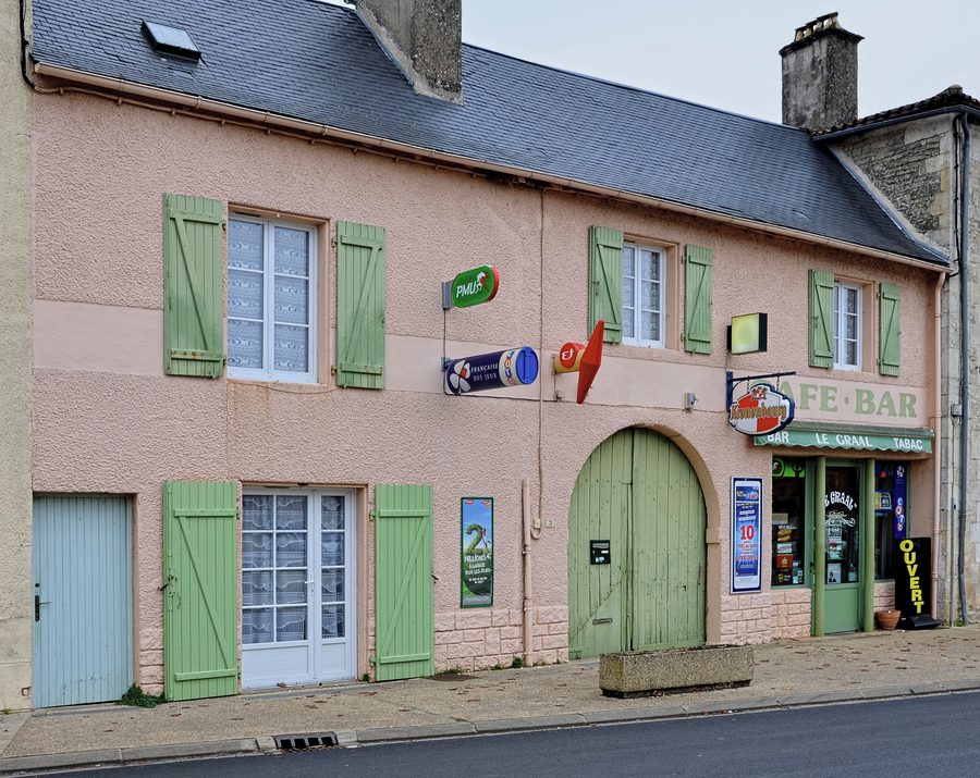 Café et bureau de tabac à Sommières-du-Clain, Vienne, France