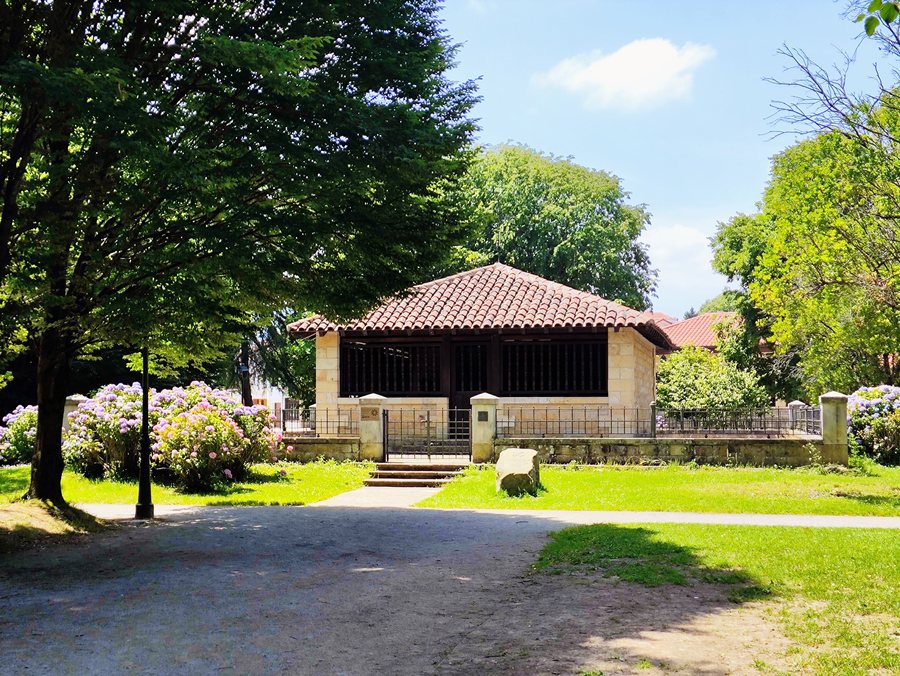 File:Puente San Miguel - Parque de la Robleda - Casa de Juntas de Puente San Miguel - 2026.jpg