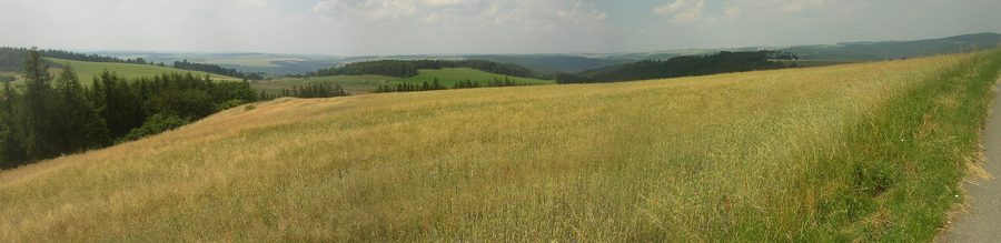 Vue panoramique de la campagne depuis la route Podmokly–Hradiště vers le nord-ouest et le nord