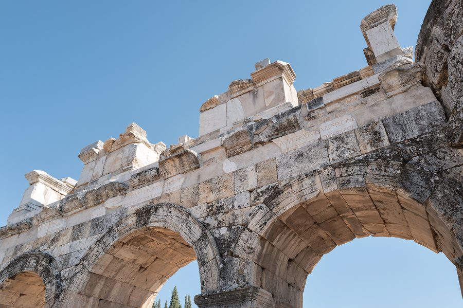 Porte de Frontin dans la cité antique en ruines de Hiérapolis près de Pamukkale