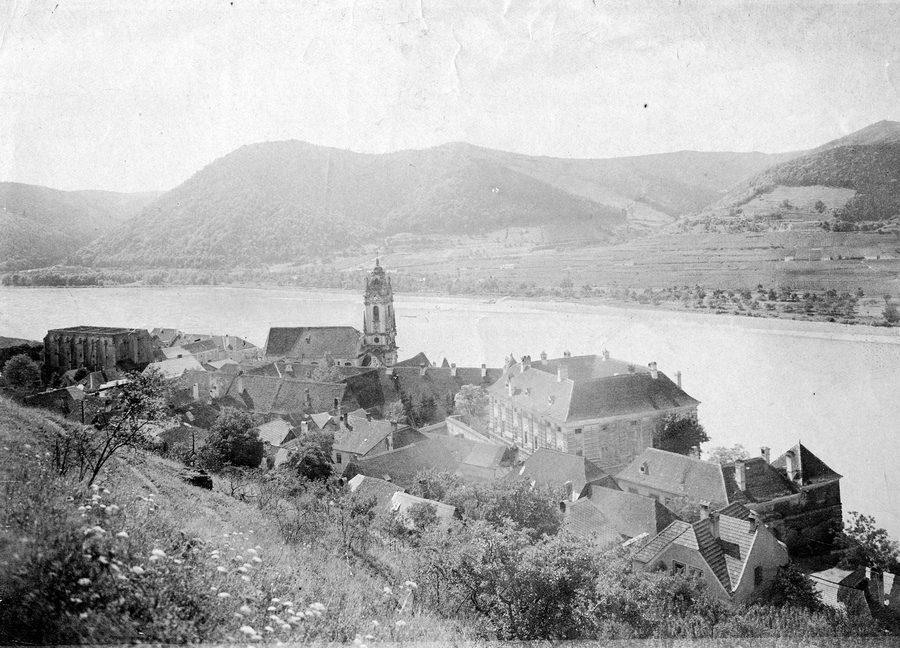 Vue sur Dürnstein dans la Wachau, le Danube et les vignobles de la rive sud
