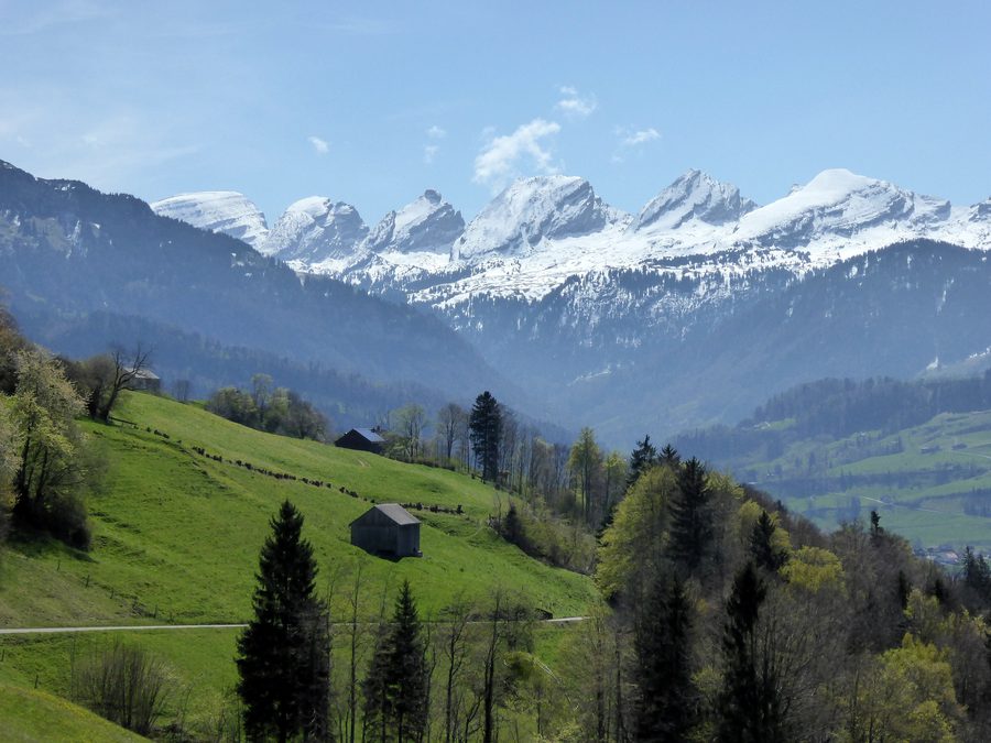 Vue sur les Churfirsten au-dessus du Toggenburg près de Neu St. Johann.