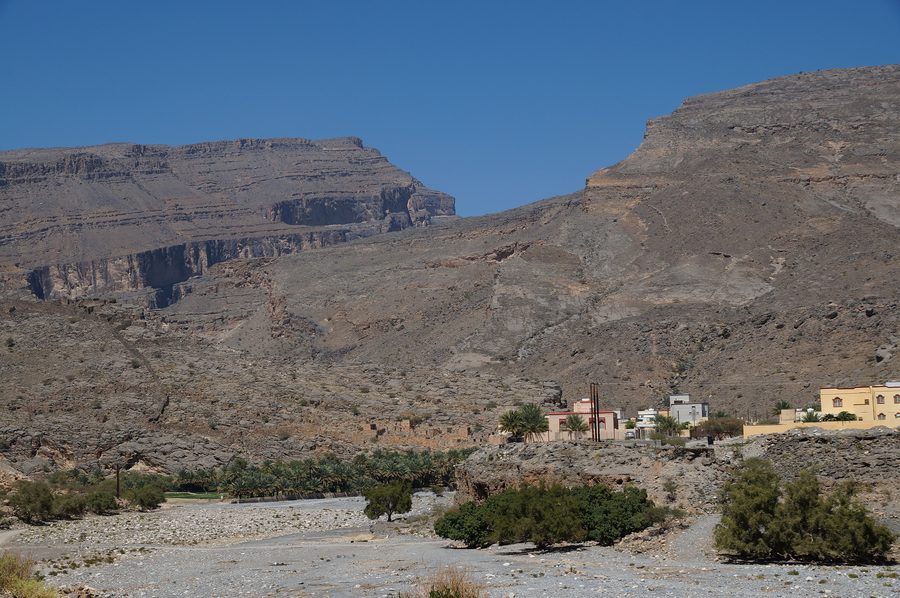 Village et Wadi Nakhar dans le massif du Hajar à Oman