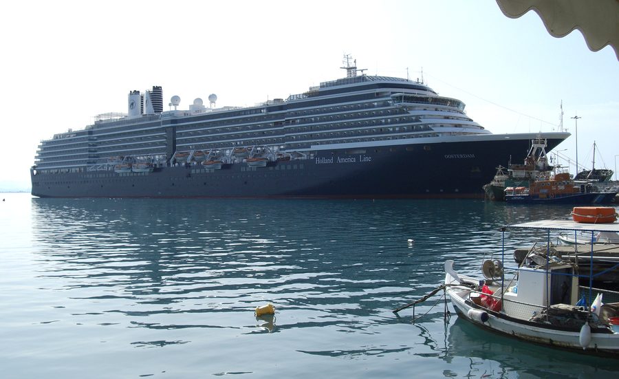 Paquebot de croisière dans le port de Katakolo sur la côte ionienne de la Grèce