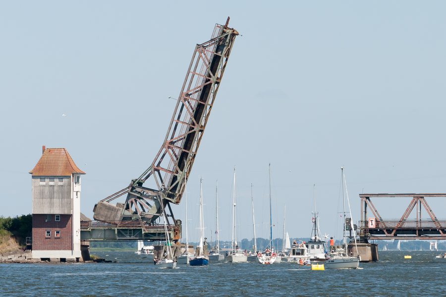 Pont mobile de la Schlei ouvert près de Lindaunis au-dessus de la Schlei