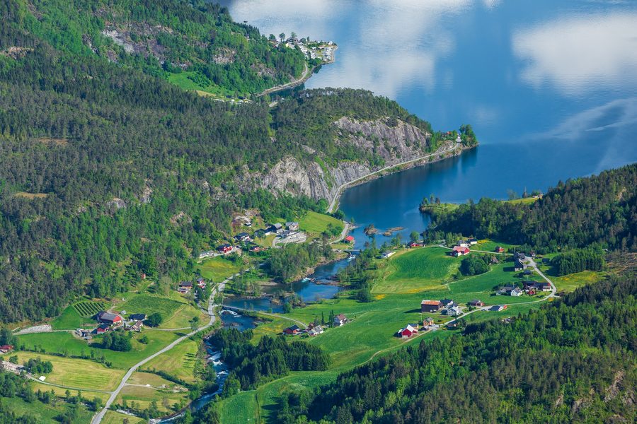 Vue depuis le mont Hoven sur Sande et le lac Lovatnet près de Loen